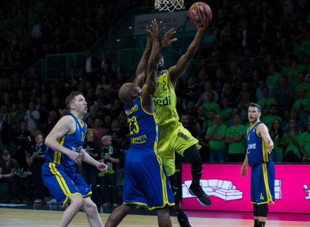 两队在攻防 两队在攻防